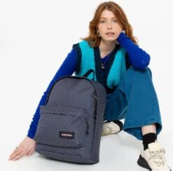 Eastpak OUT OF OFFICE Rugzak, 27 Liter, 13.3 Inch Laptopvak - Refleks Navy -Tassen Kortingen Winkel 1200x1191 5