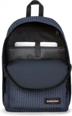 Eastpak OUT OF OFFICE Rugzak, 27 Liter, 13.3 Inch Laptopvak - Refleks Navy -Tassen Kortingen Winkel 745x1200 2