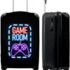 NoBoringSuitcases.com® Koffer - Trolley Op Wieltjes - Neon - Game Room - Tekst - Controller - Zwart - Reiskoffer - Past Binnen 55x40x20 Cm En 55x35x25 Cm - Koffertje - Trolley Handbagage -Tassen Kortingen Winkel 978x1200 3