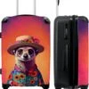 NoBoringSuitcases.com® Koffer Groot - Meerkat - Bloemen - Hoed - Dieren - Portret - Trolley Koffer Met TSA-slot - Met Wielen - 90 Liter - Reiskoffer - 66 Cm -Tassen Kortingen Winkel 985x1200