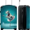 NoBoringSuitcases.com® Koffer Groot - Koe - Ballet - Portret - Blauw - Dieren - Trolley Koffer Met TSA-slot - Met Wielen - 90 Liter - Reiskoffer - 66 Cm 1 NoBoringSuitcases.com® Koffer Groot - Koe - Ballet - Portret - Blauw - Dieren - Trolley Koffer Met TSA-slot - Met Wielen - 90 Liter - Reiskoffer - 66 Cm -Tassen Kortingen Winkel 985x1200 4